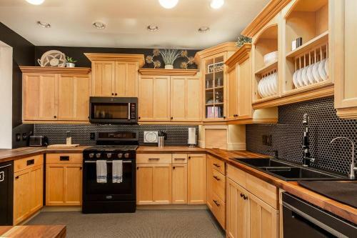 New, King Bed, Beautifully Updated Apartment