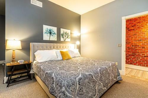 New, King Bed, Beautifully Updated Apartment
