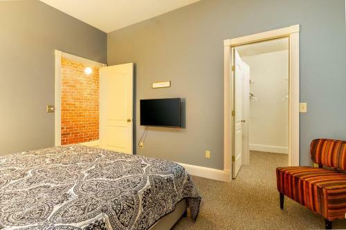 New, King Bed, Beautifully Updated Apartment