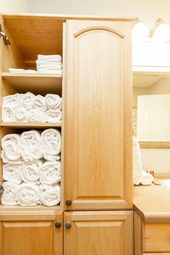 New, King Bed, Beautifully Updated Apartment
