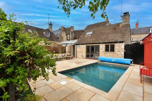 The Half-arc Of Painswick