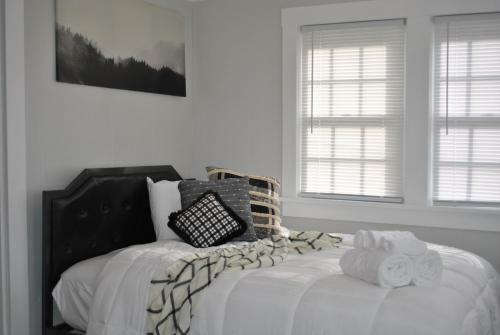 Black And White Cottage; Simple Yet Stunning.