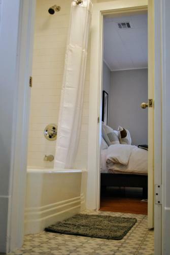 Black And White Cottage; Simple Yet Stunning.