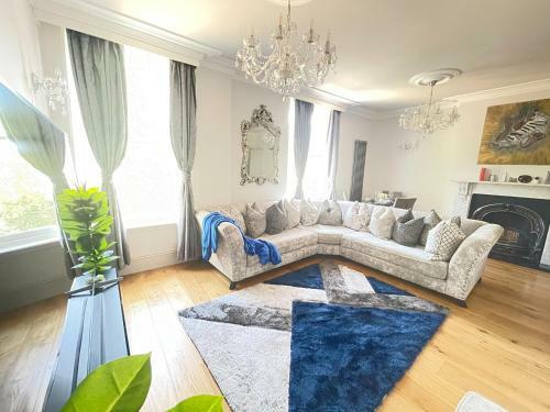 Luxurious 1-bedroom Apartment. Indoor Fireplace