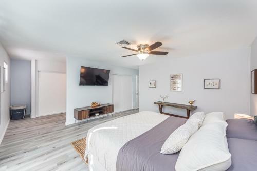 Charming & Stylish Home Can Accommodate 8 Guests!