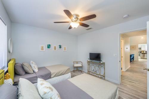 Charming & Stylish Home Can Accommodate 8 Guests!