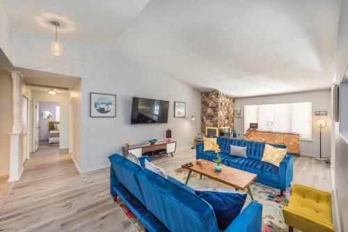Charming & Stylish Home Can Accommodate 8 Guests!