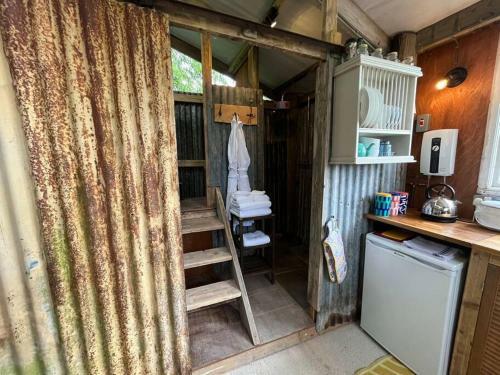 Beautiful Wagon -private Hot Tub,kitchen, Bathroom