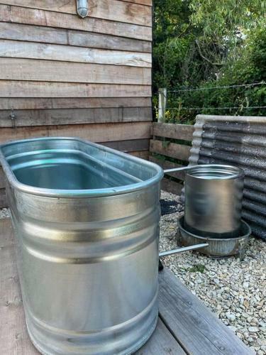 Beautiful Wagon -private Hot Tub,kitchen, Bathroom