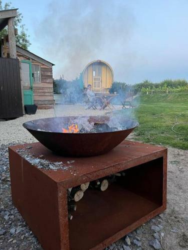 Beautiful Wagon -private Hot Tub,kitchen, Bathroom