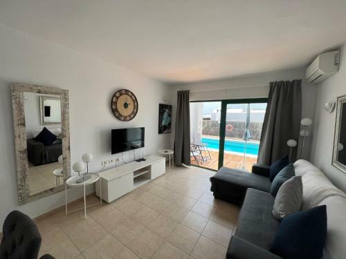 Oasis Blue - Beautiful 1 Bedroom Apartment On Private Complex With Pool