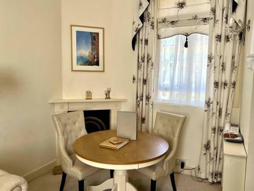 Elegant Regency Apartment By The Sea