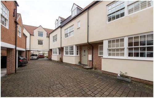 Wells City Centre, Quiet Mews House, Sleeps 6