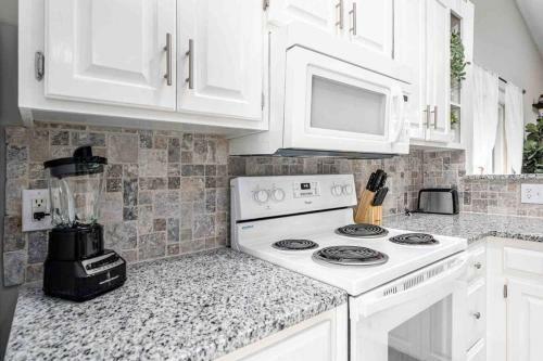 Villa Cozy Boho Kildaire Farms Home- Near Downtown