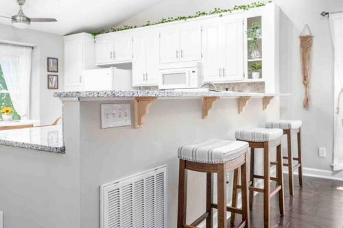 Villa Cozy Boho Kildaire Farms Home- Near Downtown
