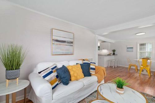 New! Cozy Asheville Cottage!
