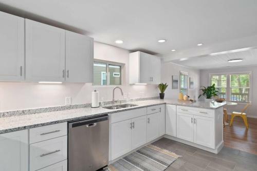New! Cozy Asheville Cottage!