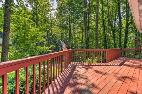 Tranquil Creekside Cottage With Deck And Lanai