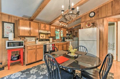 Tranquil Creekside Cottage With Deck And Lanai