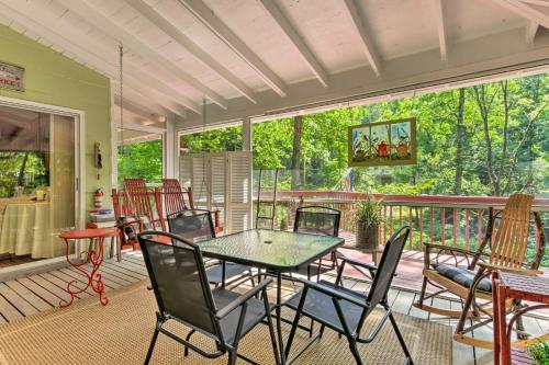 Tranquil Creekside Cottage With Deck And Lanai