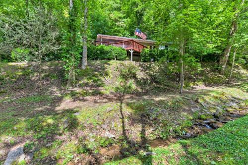 Tranquil Creekside Cottage With Deck And Lanai