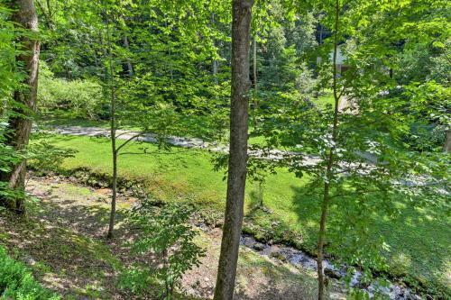 Tranquil Creekside Cottage With Deck And Lanai