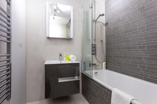 Lovely 1 Bedroom Apartment With Balcony In Putney