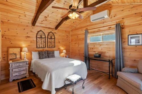 Tiny Cabin 2- Near Tryon Equestrian Center