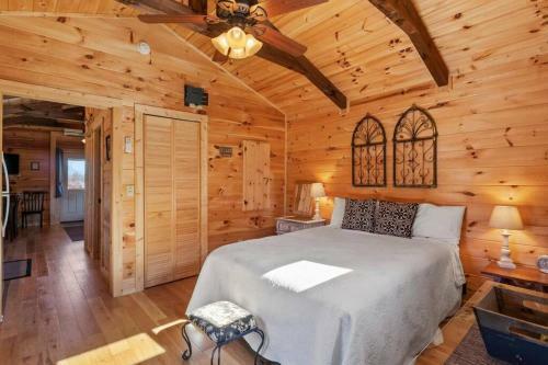 Tiny Cabin 2- Near Tryon Equestrian Center