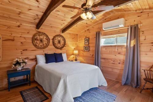 Tiny Cabin 1- Near Tryon Equestrian Center