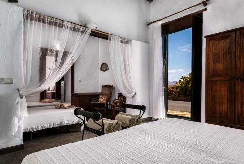 Hist�rica Villa Con Molino De Viento