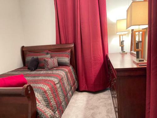 Green House Gallery Economy Full Size Bedroom