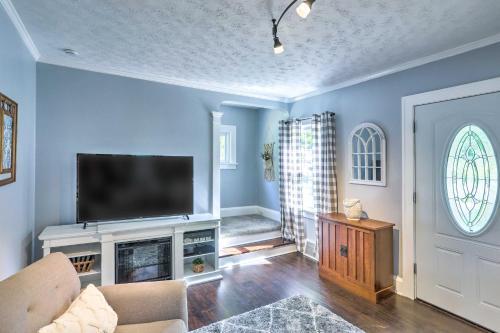 Bright Home With Outdoor Space Less Than 10 Mi To Dtwn!