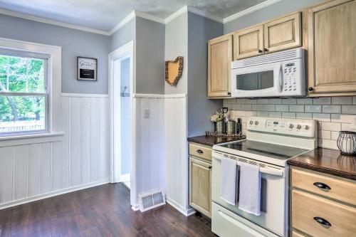 Bright Home With Outdoor Space Less Than 10 Mi To Dtwn!