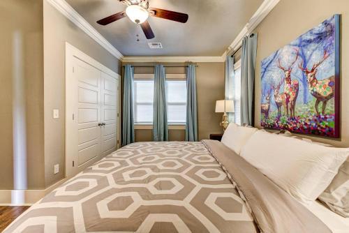 Boho Bungalow-walk To Plaza District Can Sleep 8