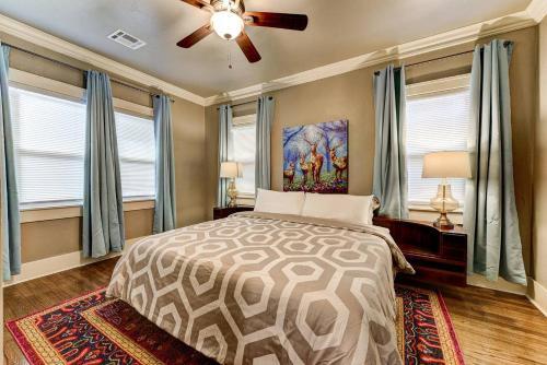 Boho Bungalow-walk To Plaza District Can Sleep 8