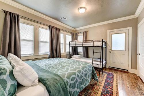 Boho Bungalow-walk To Plaza District Can Sleep 8