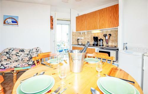 Nice Apartment In Le Barcar�s With 2 Bedrooms