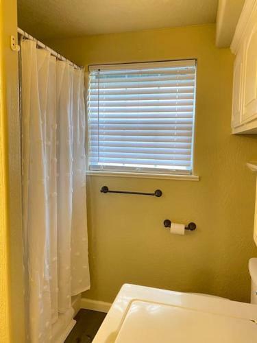 Downstairs Unit Guest House Wd Full Kitchen