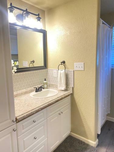 Downstairs Unit Guest House Wd Full Kitchen