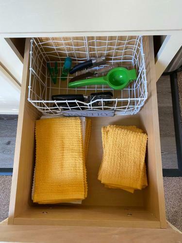 Adorable Upstairs Studio W Kitchenette & Full Bath