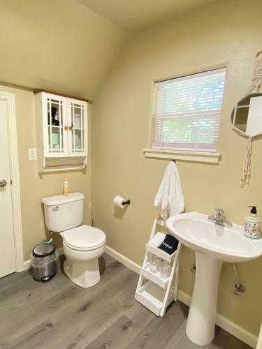Adorable Upstairs Studio W Kitchenette & Full Bath
