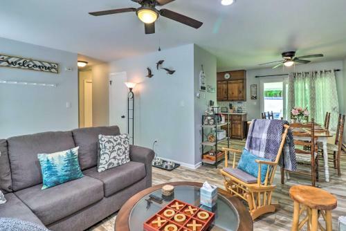 Retreat With Fire Pit - Walk To Community Lake!