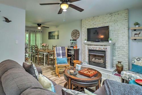 Retreat With Fire Pit - Walk To Community Lake!