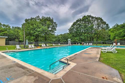 Retreat With Fire Pit - Walk To Community Lake!