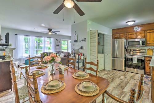 Retreat With Fire Pit - Walk To Community Lake!