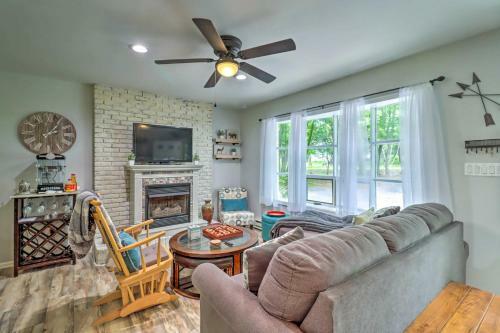 Retreat With Fire Pit - Walk To Community Lake!