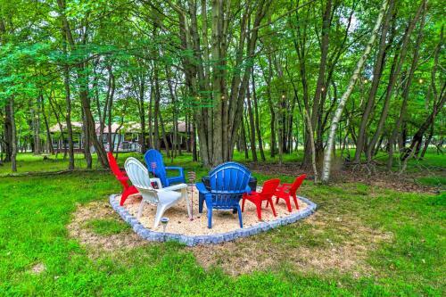 Retreat With Fire Pit - Walk To Community Lake!
