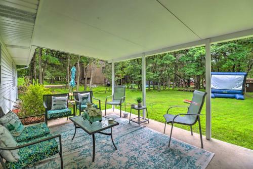 Retreat With Fire Pit - Walk To Community Lake!