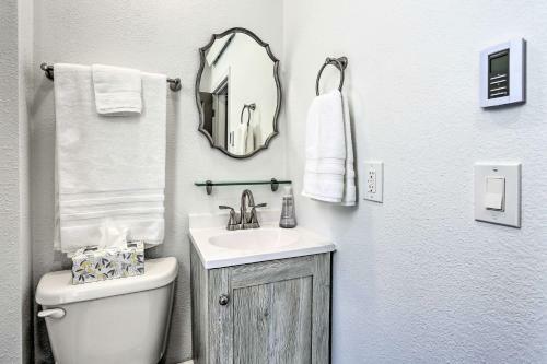 Apartamento Modern Custer Apt - Walk To Shops And Dining!